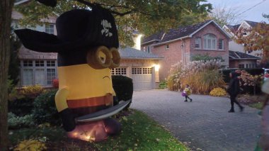 Toronto, ON, Kanada - 31 Ekim 2025 - Büyük bir ev Cadılar Bayramı temalı dekorasyon ve ışıklandırmaları gece göstererek ürkütücü bir sonbahar atmosferi yaratıyor