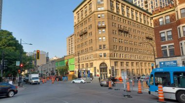 Montreal, QC, Kanada - 6 Temmuz 2025 - Montreal, Quebec şehir merkezindeki işlek bir caddede modern yüksek binalarla çelişen genel manzara.