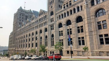 Montreal, QC, Kanada - 6 Temmuz 2025 - Montreal, Quebec şehir merkezindeki işlek bir caddede modern yüksek binalarla çelişen genel manzara.