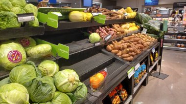 Montreal, QC, Kanada - 1 Ağustos 2025: Çeşitli gıda ürünleriyle dolu raflarla dolu bir markette geniş ve parlak bir koridor aşağı doğru bir manzara.