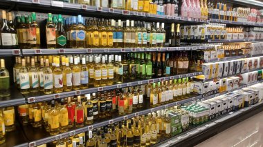 Montreal, QC, Kanada - 1 Ağustos 2025: Çeşitli gıda ürünleriyle dolu raflarla dolu bir markette geniş ve parlak bir koridor aşağı doğru bir manzara.