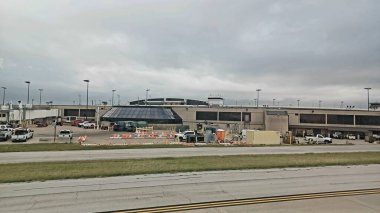 Dallas, TX, ABD - 3 Temmuz 2025 - Bir Amerikan Havayolları uçağı pistte oturur, bulutlu bir gökyüzü altında büyük bir uluslararası havaalanına varış ya da kalkış için hazırlanır...