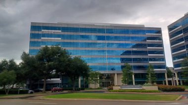 Dallas, TX, ABD - 3 Temmuz 2025 - Bir Amerikan Havayolları uçağı pistte oturur, bulutlu bir gökyüzü altında büyük bir uluslararası havaalanına varış ya da kalkış için hazırlanır...