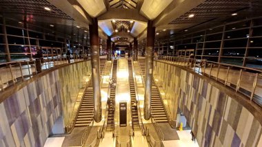 Dallas, TX, ABD - 3 Temmuz 2025 - Bir Amerikan Havayolları uçağı pistte oturur, bulutlu bir gökyüzü altında büyük bir uluslararası havaalanına varış ya da kalkış için hazırlanır...