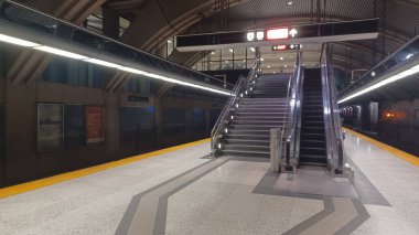 Dallas, TX, ABD - 3 Temmuz 2025 - Bir Amerikan Havayolları uçağı pistte oturur, bulutlu bir gökyüzü altında büyük bir uluslararası havaalanına varış ya da kalkış için hazırlanır...