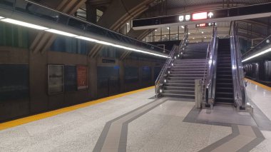 Dallas, TX, ABD - 3 Temmuz 2025 - Bir Amerikan Havayolları uçağı pistte oturur, bulutlu bir gökyüzü altında büyük bir uluslararası havaalanına varış ya da kalkış için hazırlanır...