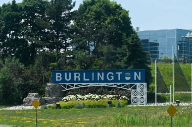 Toronto, ON, Kanada - 30 Ağustos 2025: Burlington, Ontario şehri için bir karşılama tabelası yolun yanındaki çimenli bir tepenin üzerinde duruyor.