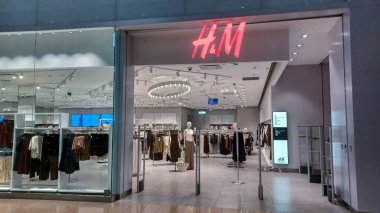 Toronto, ON, Kanada - 30 Ağustos 2025 Toronto 'daki H ve M şirketinin tabelasına bakın.