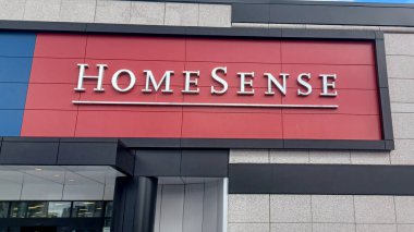 Toronto, ON, Kanada - 17 Nisan 2025 Kanada 'daki Home Sense mağazasının tabelasına bakın.