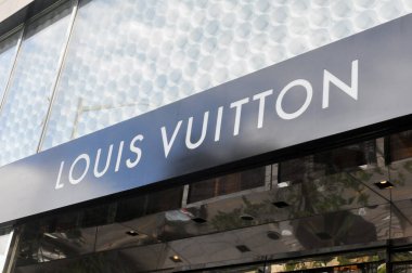 Toronto, ON, Kanada - 4 Ağustos 2024: Toronto 'daki Louis Vuitton mağaza tabelasında.