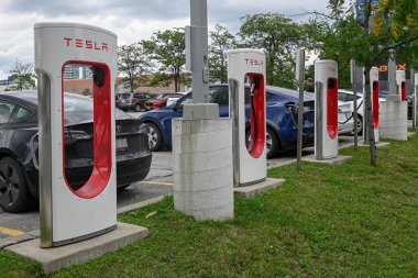 Toronto, ON, Kanada 1 Ağustos 2024: Tesla şirketinin logosuna bakın..