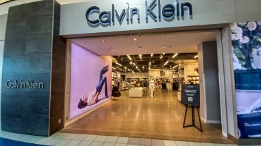 Toronto, ON, Kanada - 30 Ağustos 2025 Calvin Klein logosu bir perakende mağazasının içindeki gri bir fayans duvarına monte edilmiştir..
