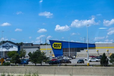 Toronto, ON, Kanada 20 Ağustos 2025: Toronto 'daki Best Buy mağazası tabelasında.