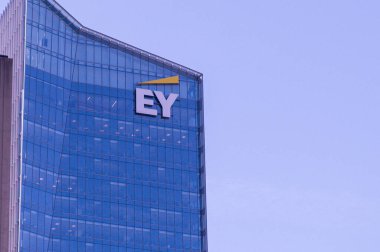 Toronto, ON, Kanada 24 Temmuz 2025 Toronto şehir merkezindeki EY Kulesi. Ernst ve Young çok uluslu bir muhasebe şirketi...
