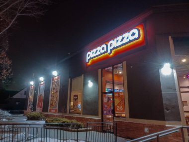 Toronto, ON, Kanada 20 Nisan 2025 Ontario 'daki Pizza Şirketi' nin tabelasına bakın..