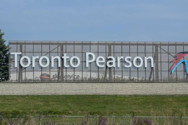 Toronto, ON, Kanada - 14 Eylül 2025: Toronto Pearson Uluslararası Havalimanı bulutlu bir günde bir otoyolun kenarında duruyor.