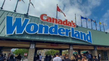 Vaughan, ON, Kanada - 3 Eylül 2025: Kanada Harikalar Diyarı eğlence parkının girişinin işareti..