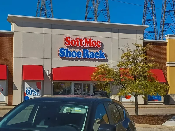 Toronto, ON, Kanada - 19 Eylül 2025: Güneşli bir günde kırmızı tenteli ve binanın önünde park yeri olan SoftMoc Shoe Rack mağazası.