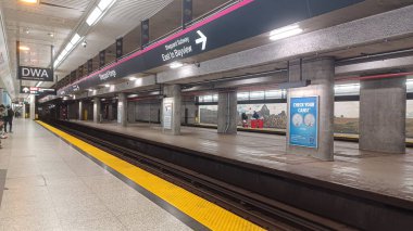 Toronto, ON, Kanada - 27 Nisan 2025: İçerideki Sheppard-Younge metro istasyonuna bakın