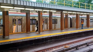 Toronto, ON, Kanada - 24 Eylül 2025: Davisville metro istasyonuna bakın