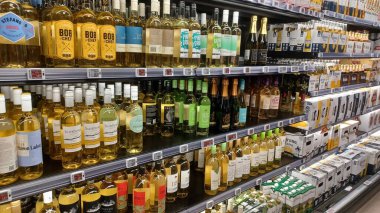 Montreal, QC, Kanada - 1 Ağustos 2025: Çeşitli gıda ürünleriyle dolu raflarla dolu bir markette geniş ve parlak bir koridor aşağı doğru bir manzara.