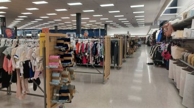 Toronto, ON, Kanada - 13 Ekim 2025: Renkli çocuk kıyafetlerinin rafları parlak aydınlatılmış bir perakende mağazasında sergileniyor.