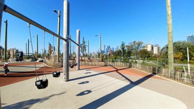 Toronto, ON, Kanada - 15 Ekim 2025: Ahşap direkler ve kayalarla modern Biidaasige Park manzarası