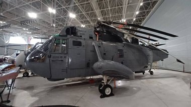 Ottawa, ON, Kanada - 11 Ağustos 2025: Bir müze hangarında çeşitli tarihi Kanada arama kurtarma helikopterleri sergilenmektedir.