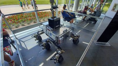 Ottawa, ON, Kanada - 11 Ağustos 2025: Gelişmiş teknoloji ve uzay keşiflerini sembolize eden bir robotik gezgin prototipi bir müze veya bilim merkezinde sergilenmektedir..