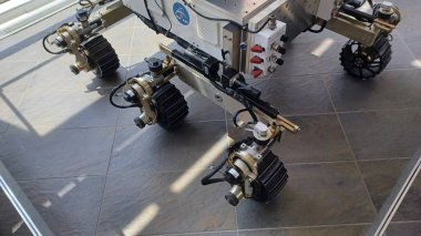 Ottawa, ON, Kanada - 11 Ağustos 2025: Gelişmiş teknoloji ve uzay keşiflerini sembolize eden bir robotik gezgin prototipi bir müze veya bilim merkezinde sergilenmektedir..