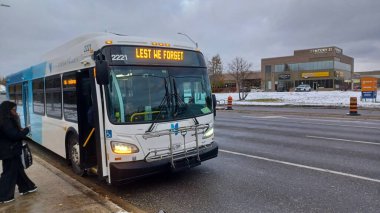 Toronto, ON, Kanada - 11 Kasım 2025: Bir York Bölgesi Transit halk otobüsü, bulutlu bir banliyö ticaret bölgesinde 