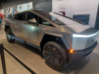 Toronto, ON, Kanada - 8 Ağustos 2025: Fütürist paslanmaz çelik bir Tesla Cybertruck modern bir galeride sergilenmektedir..