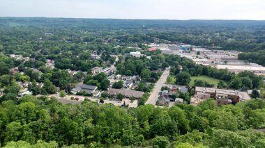 Hamilton, ON, Kanada - 6 Ekim 2025: Yüksek bir manzara, yerleşim alanları, ticari binalar ve çevreye hakim yemyeşil ağaçlarla dolu bir şehir manzarasını gösteriyor.