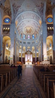 Sainte-Anne-de-Beaupr, QC, Kanada - 11 Ağustos 2025 - Bazilika 'nın uçsuz bucaksız, aydınlık iç kısımları ahşap sıralar ve yüksek, süslü bir tavan içerir...