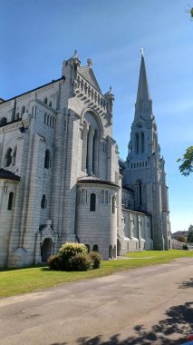 Sainte-Anne-de-Beaupr, QC, Kanada - 11 Ağustos 2025 - Bazilika 'nın uçsuz bucaksız, aydınlık iç kısımları ahşap sıralar ve yüksek, süslü bir tavan içerir...