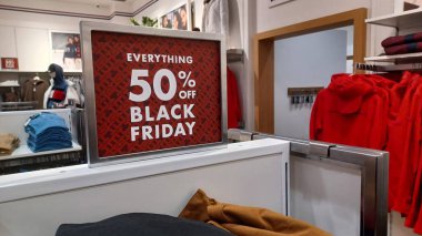 Toronto, ON, Kanada - 19 Kasım 2025: Tanınmış bir perakende mağaza tabelası 