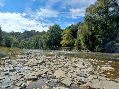 Nehrin yanındaki taş kule. 