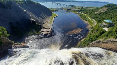 Görkemli Montmorency Şelalesi, Saint Lawrence Nehri 'ne 83 metre batıyor. Etrafı yeşillik ve park altyapısıyla çevrili..
