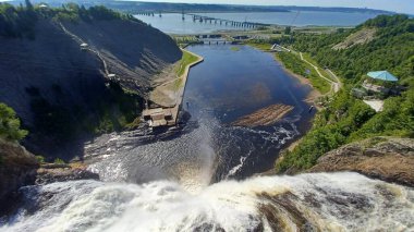 Görkemli Montmorency Şelalesi, Saint Lawrence Nehri 'ne 83 metre batıyor. Etrafı yeşillik ve park altyapısıyla çevrili..