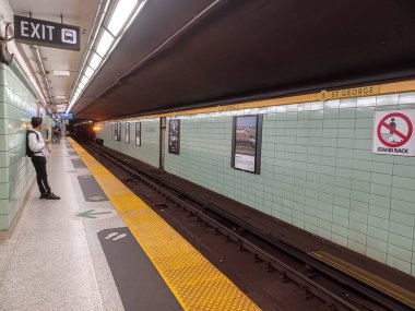Toronto, ON, Kanada - 24 Nisan 2025: İçerideki St. George metro istasyonuna bakın