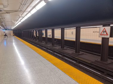Toronto, ON, Kanada - 13 Ekim 2025: içerideki Royal York metro istasyonuna bakın.