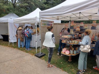 Toronto, ON, Kanada - 3 Eylül 2025: Müşteriler, Cabbagetown 'daki bir sanat ve zanaat pazarında el yapımı mallara ve diğer eşyalara bakıyorlar.