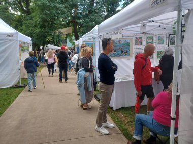 Toronto, ON, Kanada - 3 Eylül 2025: Müşteriler, Cabbagetown 'daki bir sanat ve zanaat pazarında el yapımı mallara ve diğer eşyalara bakıyorlar.