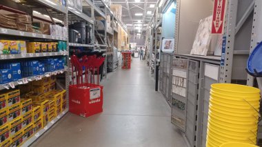 Toronto, ON, Kanada - 25 Kasım 2025: Büyük bir perakende mağazası Rona 'nın geniş bir görünümü, ticari alandaki uzun koridorlar, ürün gösterimleri ve genel tabelasını gösteriyor.