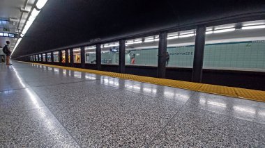 Toronto, ON, Kanada - 24 Eylül 2025: Bloor ve Young metro istasyonunda (Yeşil Hat) görüntüle