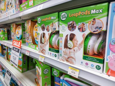 Toronto, On, Kanada - 27 Kasım 2024 Oyuncaklar R Us mağazasındaki oyuncaklarla birlikte raflara bakın.