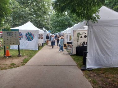 Toronto, ON, Kanada - 3 Eylül 2025: Müşteriler, Cabbagetown 'daki bir sanat ve zanaat pazarında el yapımı mallara ve diğer eşyalara bakıyorlar.