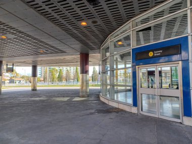 Toronto, ON, Kanada - 1 Ekim 2025: Sheppard - Batı metro istasyonu