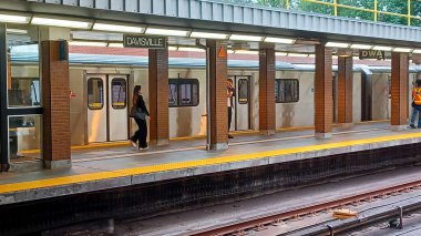 Toronto, ON, Kanada - 24 Eylül 2025: Davisville metro istasyonuna bakın