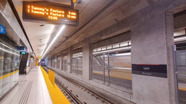 Ottawa, ON, Kanada - 30 Eylül 2025: Lion metro istasyonunda (Hat 1) görüntüle
